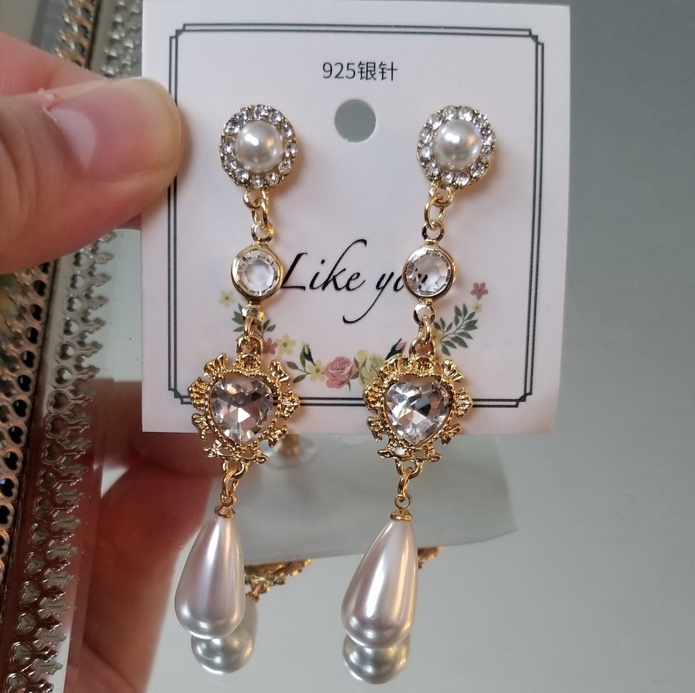 Royal crystal heart dangle pearl earrings - Picture 3 of 5
